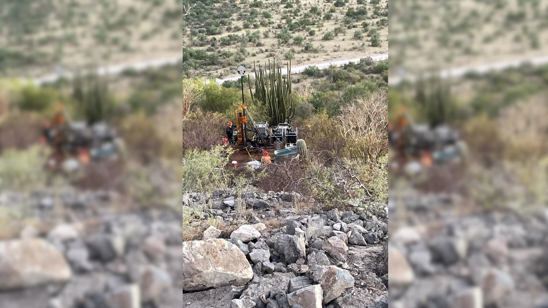 Operaciones de perforación al atardecer en paisaje árido