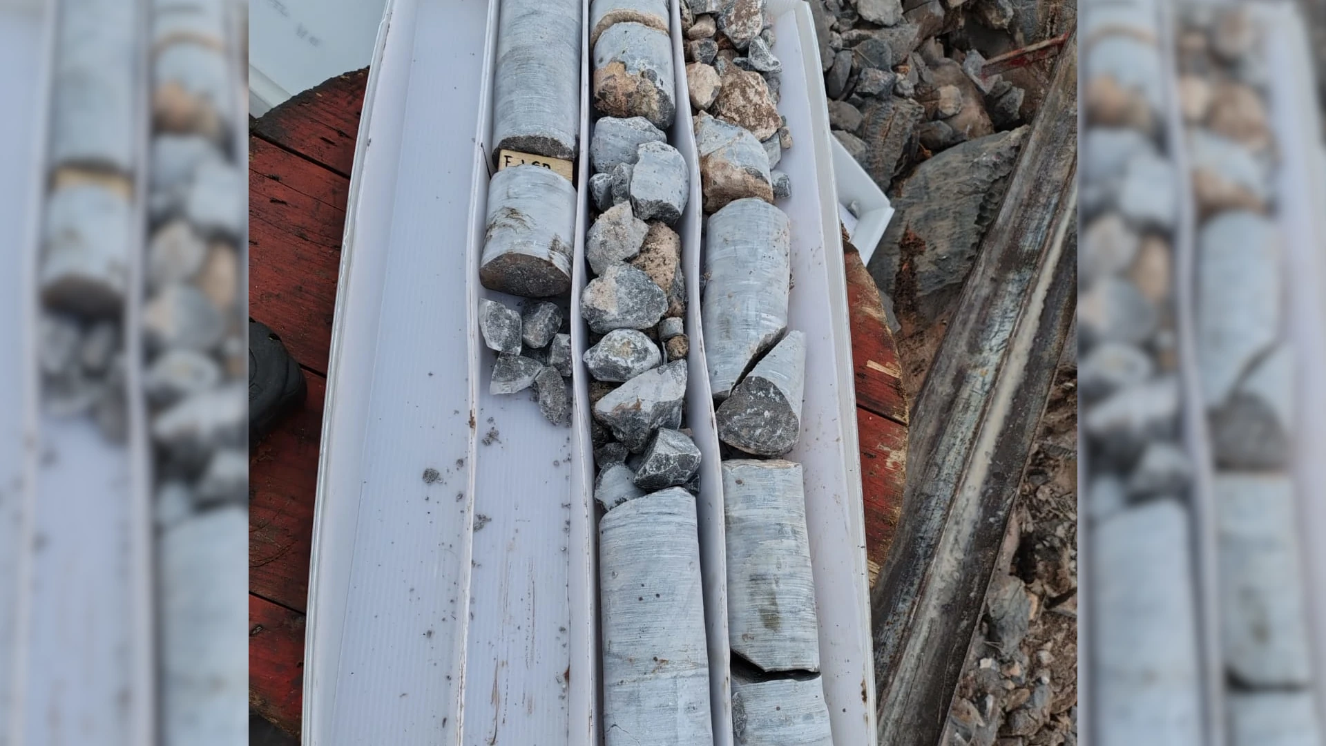 Núcleos geológicos y fragmentos de roca en caja de muestreo